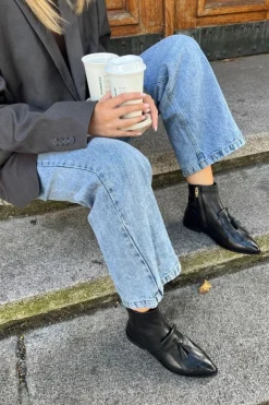 Caroline Moves CS8634