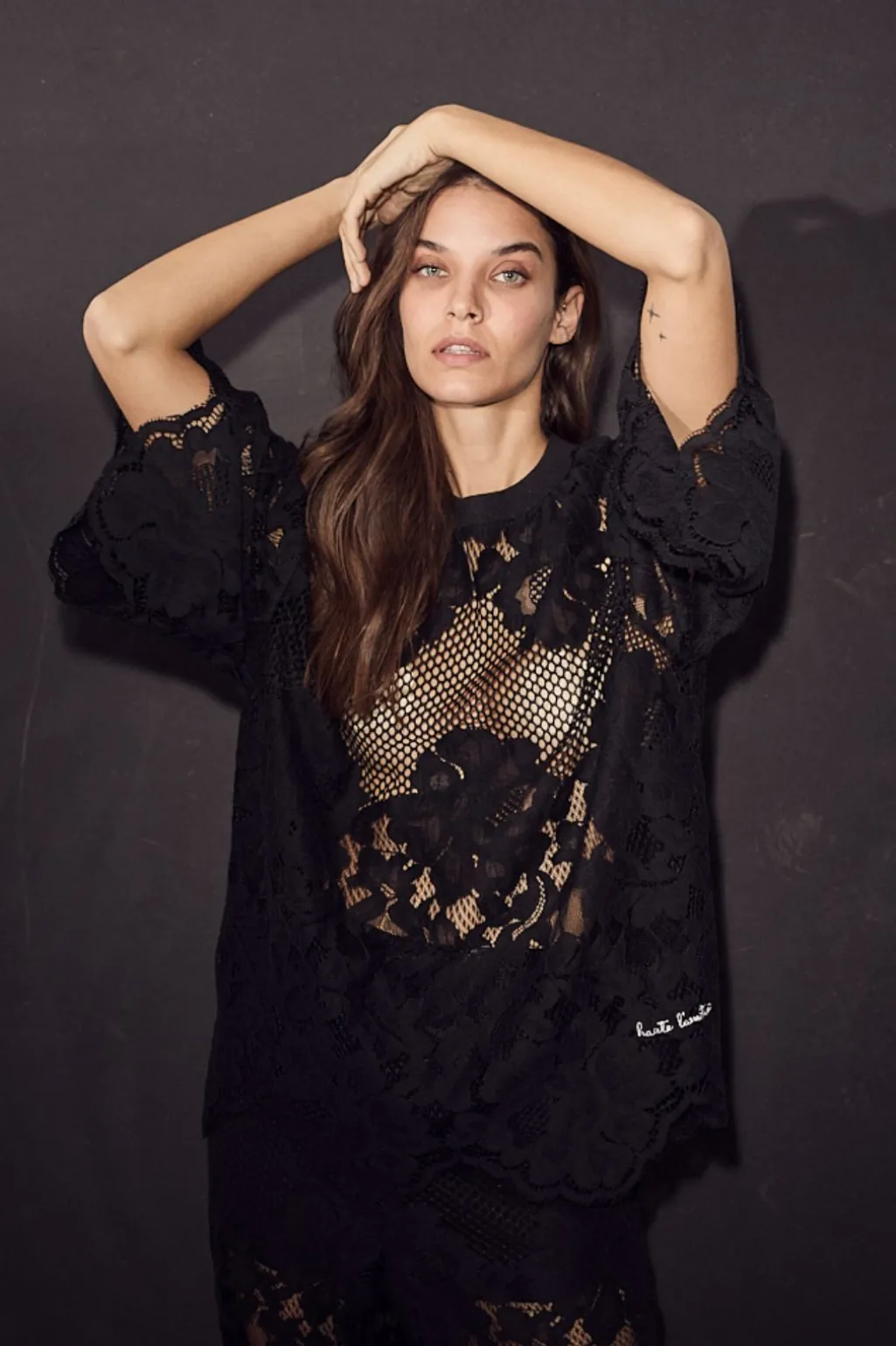 Curvey Lace Hem Tee HL10222