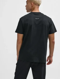 Essential T-Shirt 610560