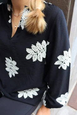 Meg Ls Vneck Blouse 22318