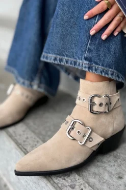 Move For More Suede CS8464